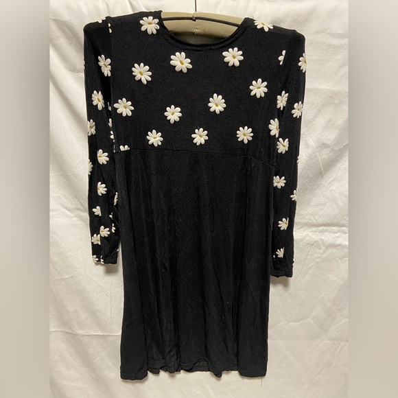 Black dress 👗 with cute daisy pattern 🌼 - Picture 1 of 6